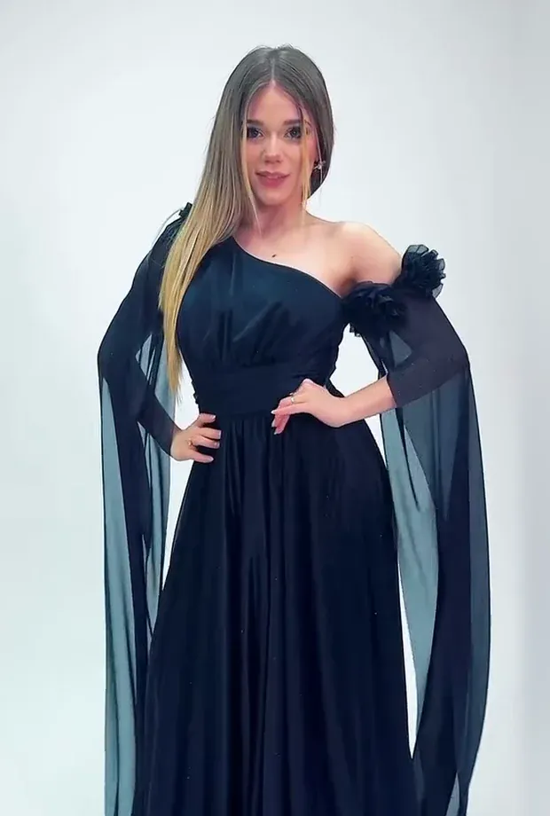 Vestido azul noche de un hombro con capa