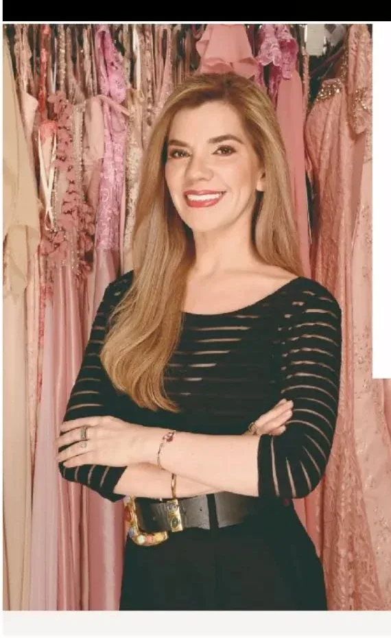 Maru Candia, fundadora de Efecto Cenicienta, entre los vestidos del salón
