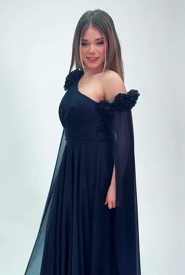 Vestido negro largo con capa, de frente