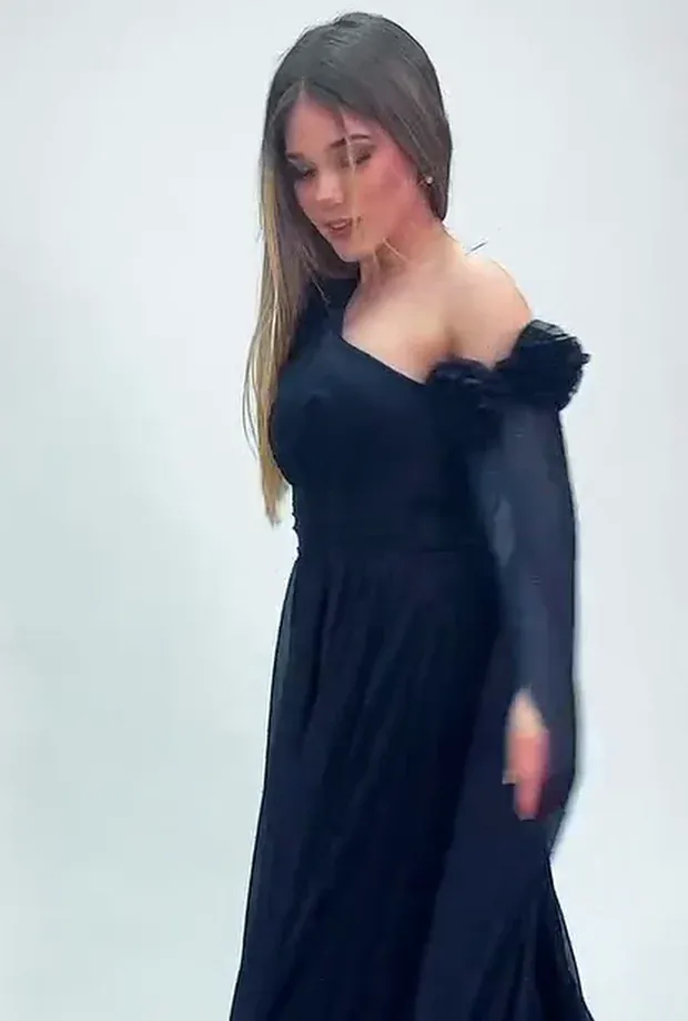 Vestido negro largo con capa, de perfil