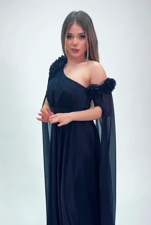 Vestido negro de un hombro con flores para una fiesta